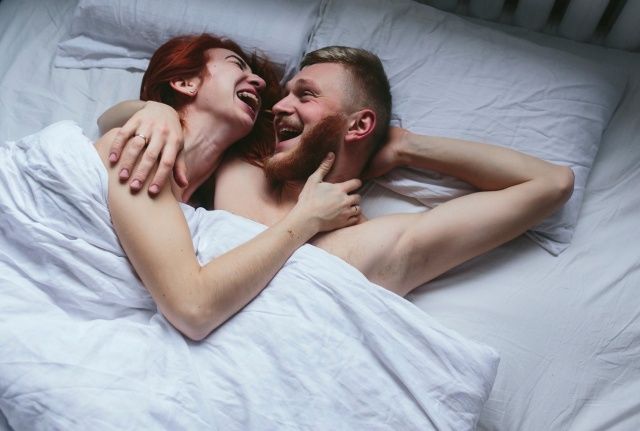 Парочка влюбленных занимаются сексом обычным и оральным