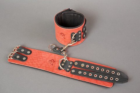 Широкие красные наручники из кожи на чёрных ремешках