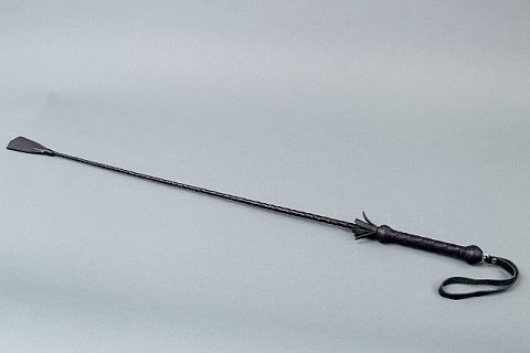 Длинный плетённый стек с наконечником в форме большой кисточки - 85 см.