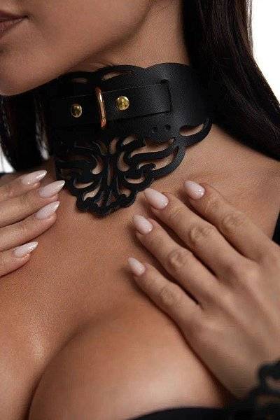 Фигурный чокер с узорами и золотистой фурнитурой