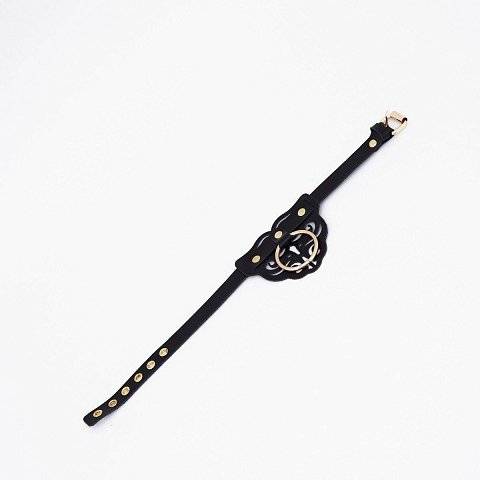 Черный чокер с клепками и золотистой фурнитурой