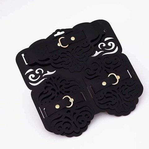 Фигурный набор для БДСМ-игр с узорами и золотистой фурнитурой