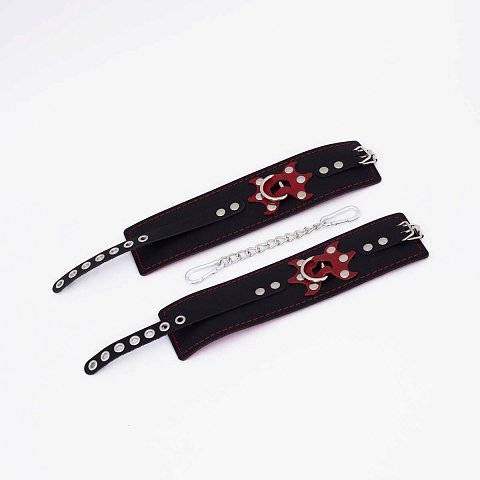 Черные кожаные оковы с красным декором и строчкой