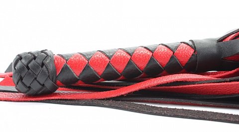 Черно-красная плеть с плетеной ромбовидной ручкой - 58 см.