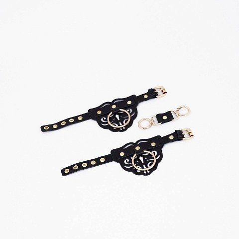 Черные кожаные наручники с клепками, кольцами и золотистой фурнитурой