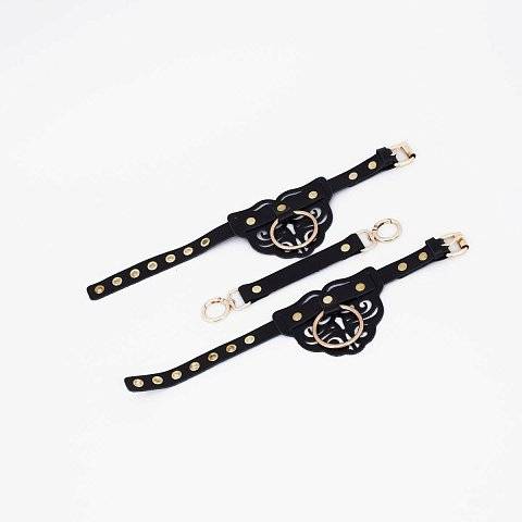Черные оковы с золотистой фурнитурой