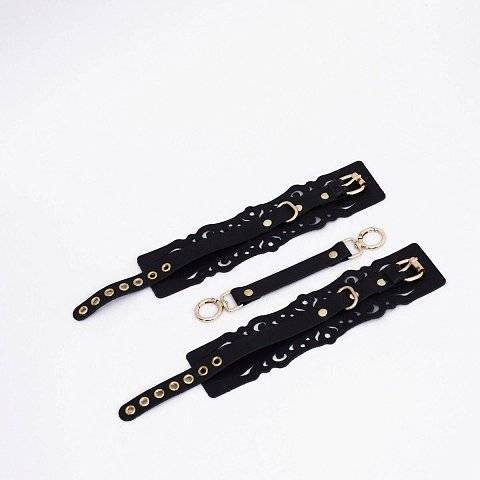 Черный кожаные оковы с узорами и золотистой фурнитурой