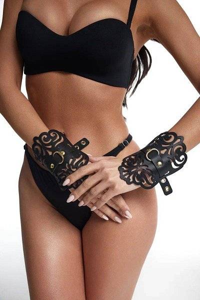 Черные фигурные наручники с золотистой фурнитурой