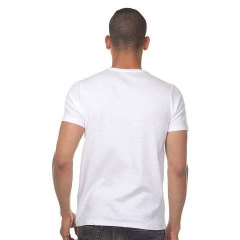 Белая футболка с V-образным вырезом