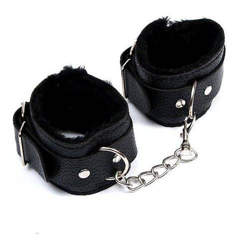 Черные наручники с меховой подкладкой