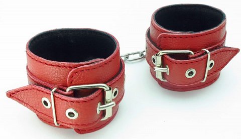 Красные кожаные наручники