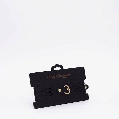 Черный кожаный ошейник с золотистой фурнитурой