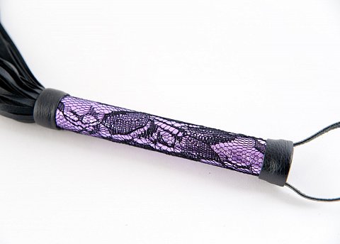 Пурпурный флоггер с кружевной ручкой