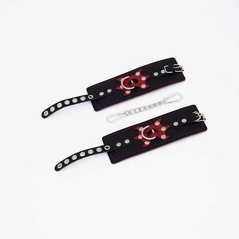 Черные кожаные наручники с красным декором и строчкой