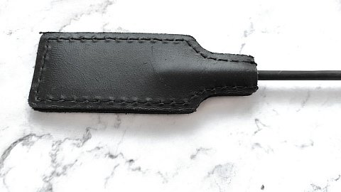 Чёрный профессиональный стек с тисненной ручкой - 73 см.