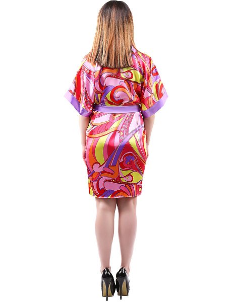 Кокетливый короткий халат-кимоно с абстрактным рисунком