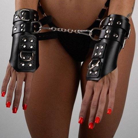Черные высокие кожаные наручники для подвешивания