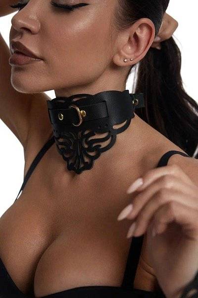 Фигурный чокер с узорами и золотистой фурнитурой