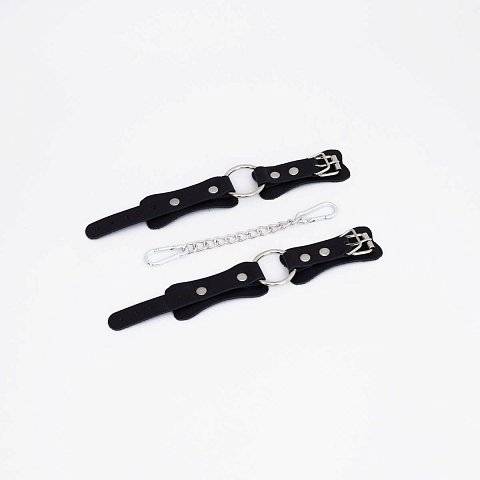 Черные кожаные наручники с кольцом