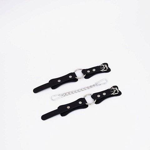 Черные кожаные наручники с кольцом