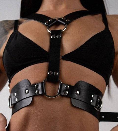 Черная кожаная двусторонняя портупея