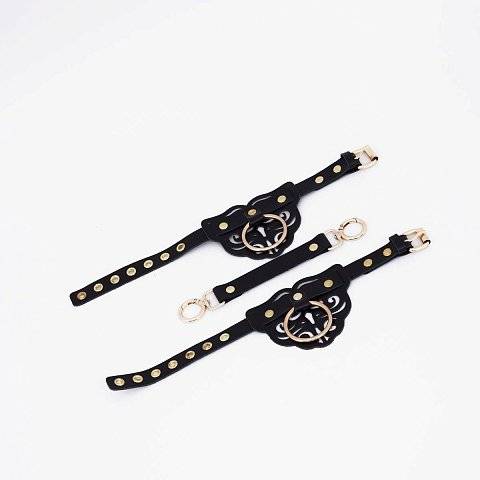 Черные оковы с золотистой фурнитурой