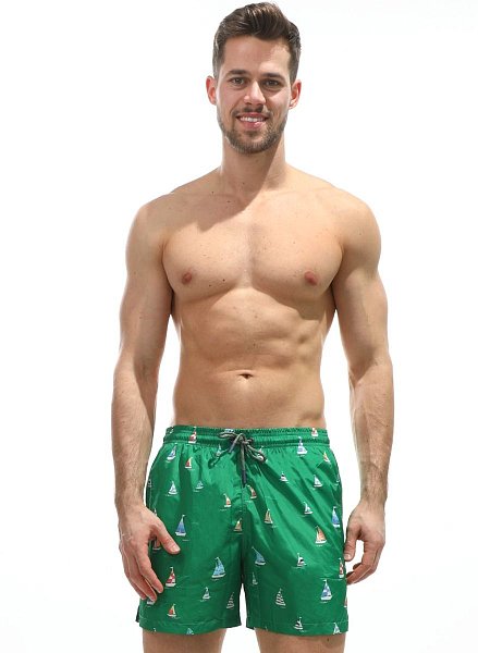 Зеленые пляжные шорты с принтом в виде парусников