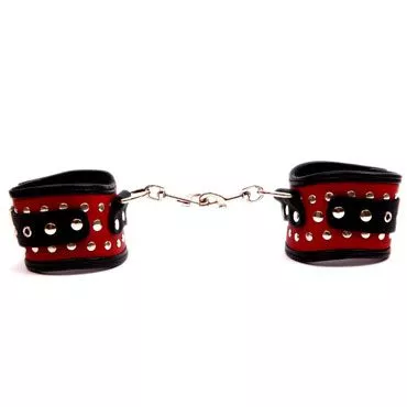 Фигурные красно-чёрные наручники с клёпками